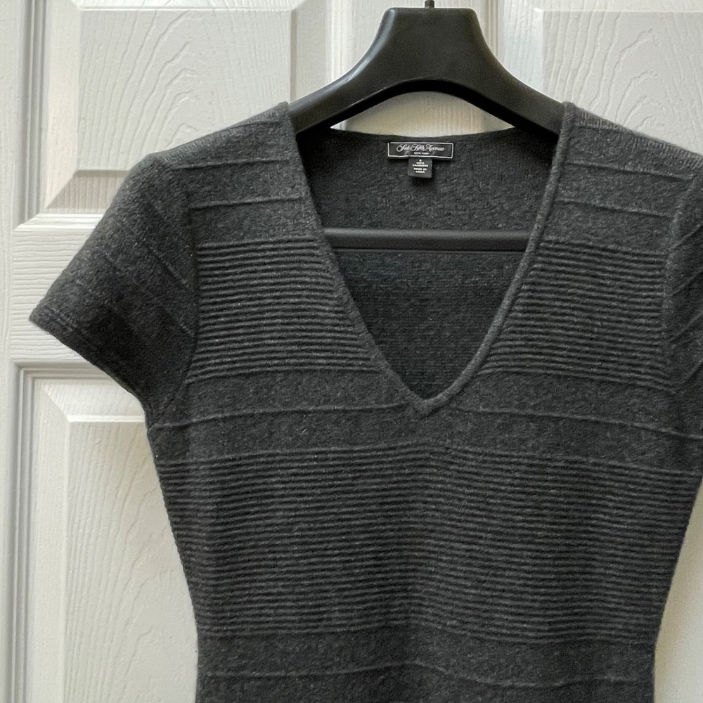 Saks Fifth Avenue Small Cashmere Dress Short Sleeve Knit Tiered Gray Knit Fitted